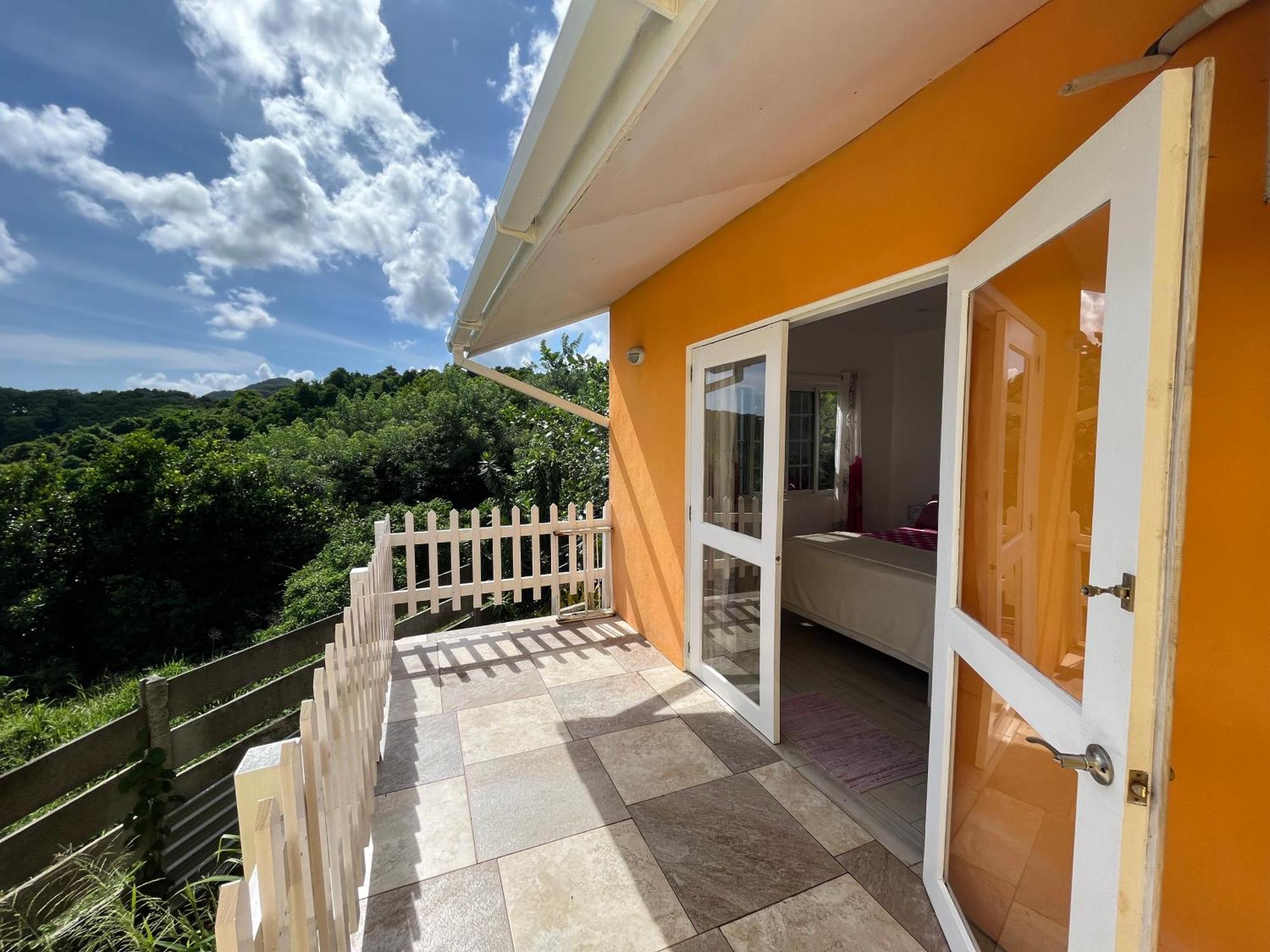 Waves Villa Guesthouse Kingstown Exteriér fotografie
