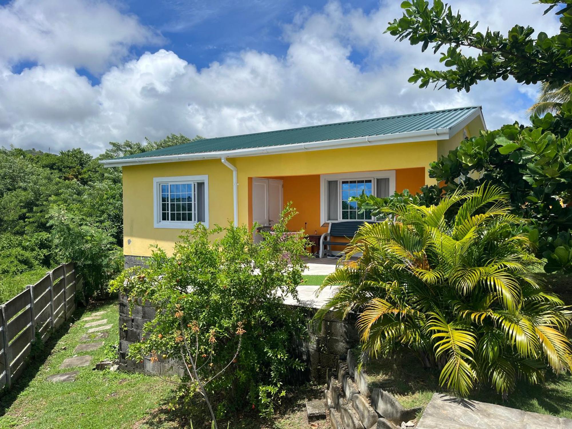 Waves Villa Guesthouse Kingstown Exteriér fotografie